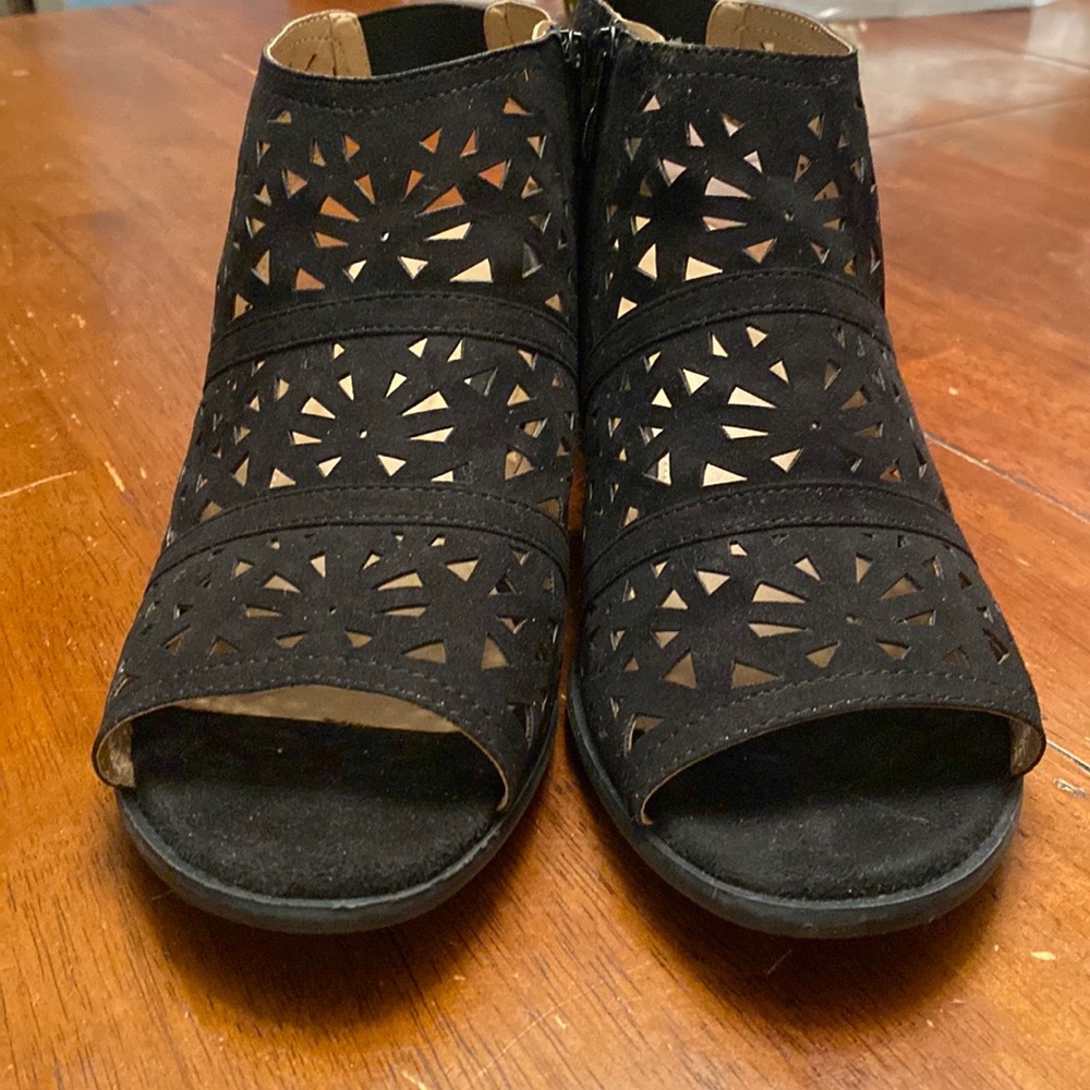 Torrid 10.5W BLK CutOut Peep Toe Block Heel Bootie